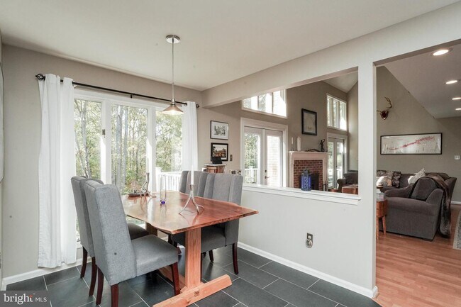 Foto del edificio - 102 Lake Dr