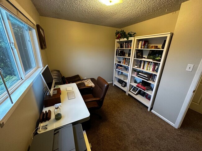 Building Photo - 709 Ponderosa Dr