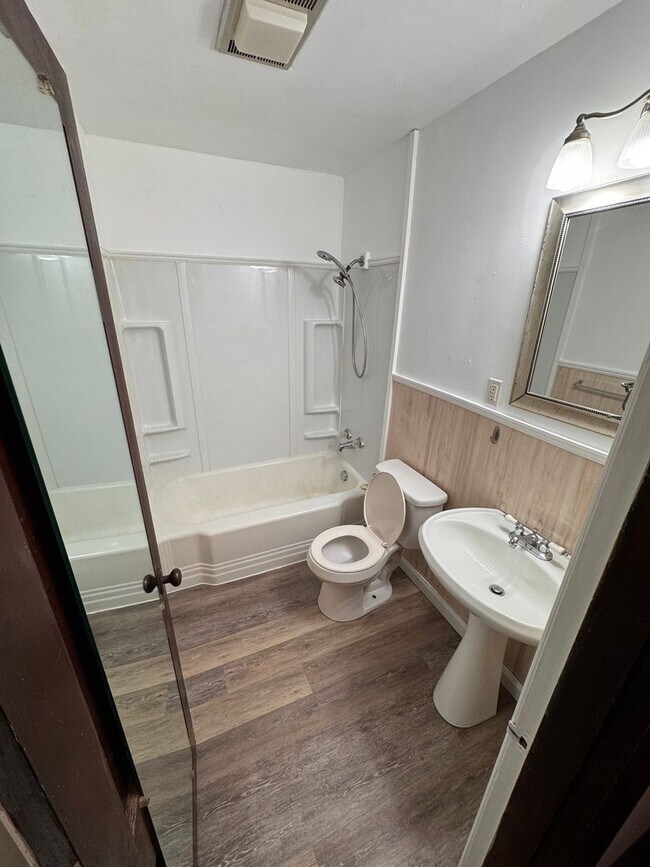 Building Photo - 2 Bedroom, 1 Bath House