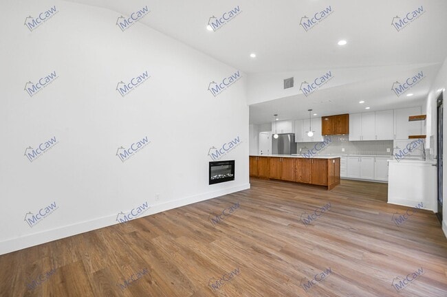 Building Photo - Modern Fully Remodeled 3/3 Near White Rock...