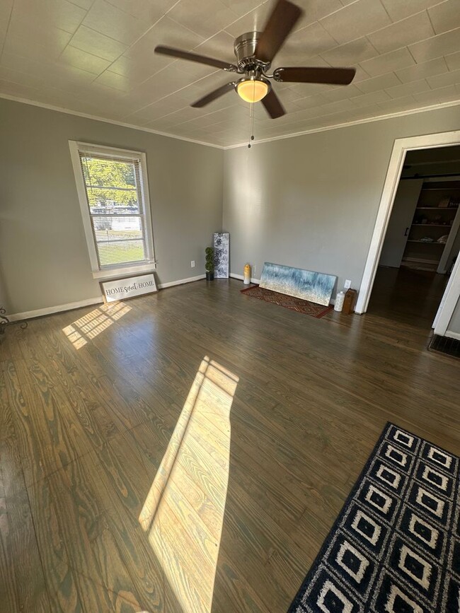 Foto del edificio - 2 Bed House w/ Wooden floors, Large Front ...