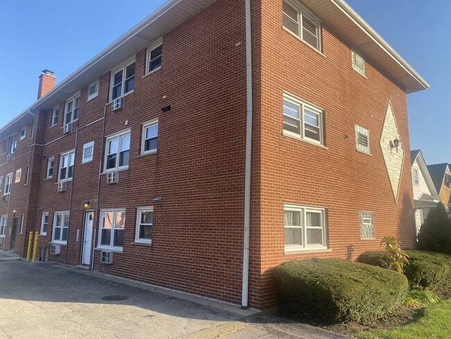 Building Photo - 3553 N Neenah Ave