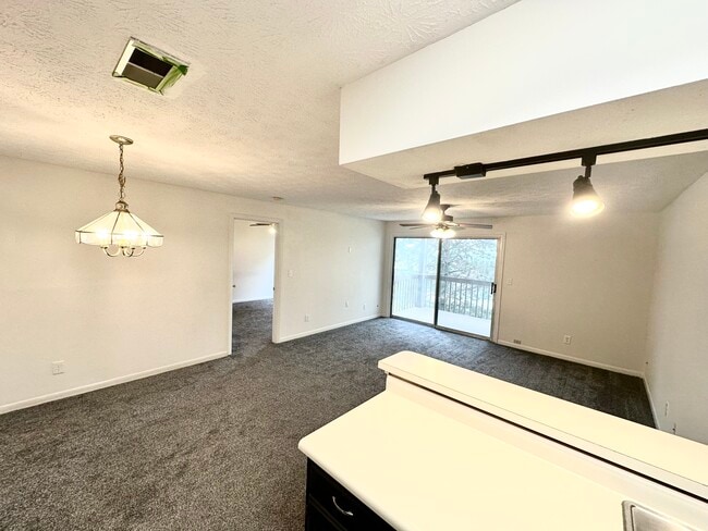 Building Photo - 8919 Eagleview Dr