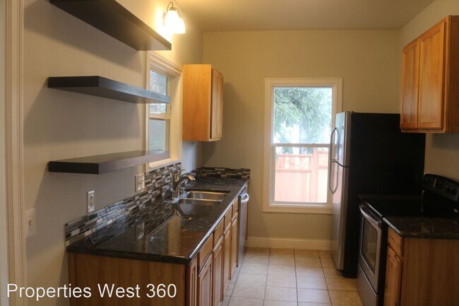 Foto del edificio - 4 br, 1.5 bath House - 1016 NE 3rd Ave.
