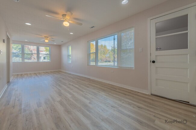 Foto del edificio - 2029 S Canalport Ave