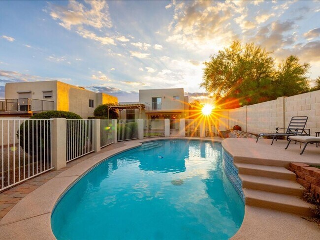 Foto del edificio - 3 Bedroom, 2.5 Bathroom With Loft. LOCATED...