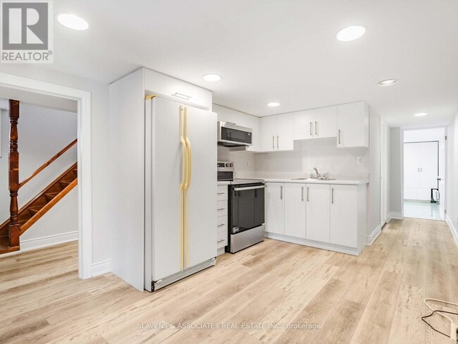 Photo du bâtiment - BASEMENT - 213B BLACKTHORN AVENUE