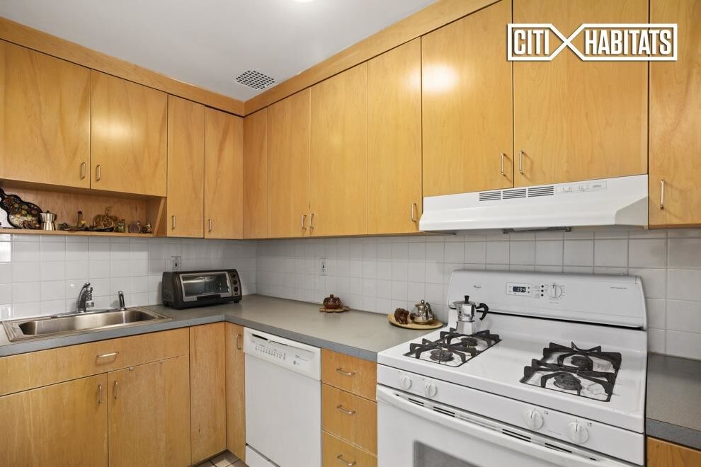 Building Photo - 46 W 71st St