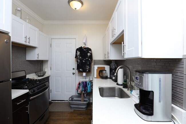 Building Photo - 3817 N Greenview Ave