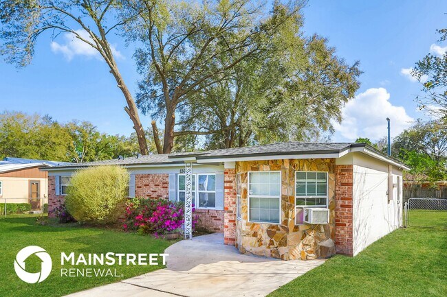 Foto del edificio - 8360 Red Holly Ln