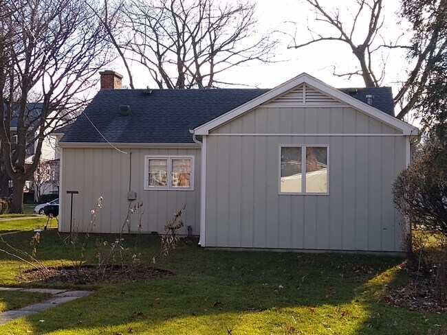 Building Photo - 2024 Schiller Ave
