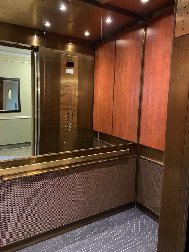 Foto del edificio - 8450 Boulevard E