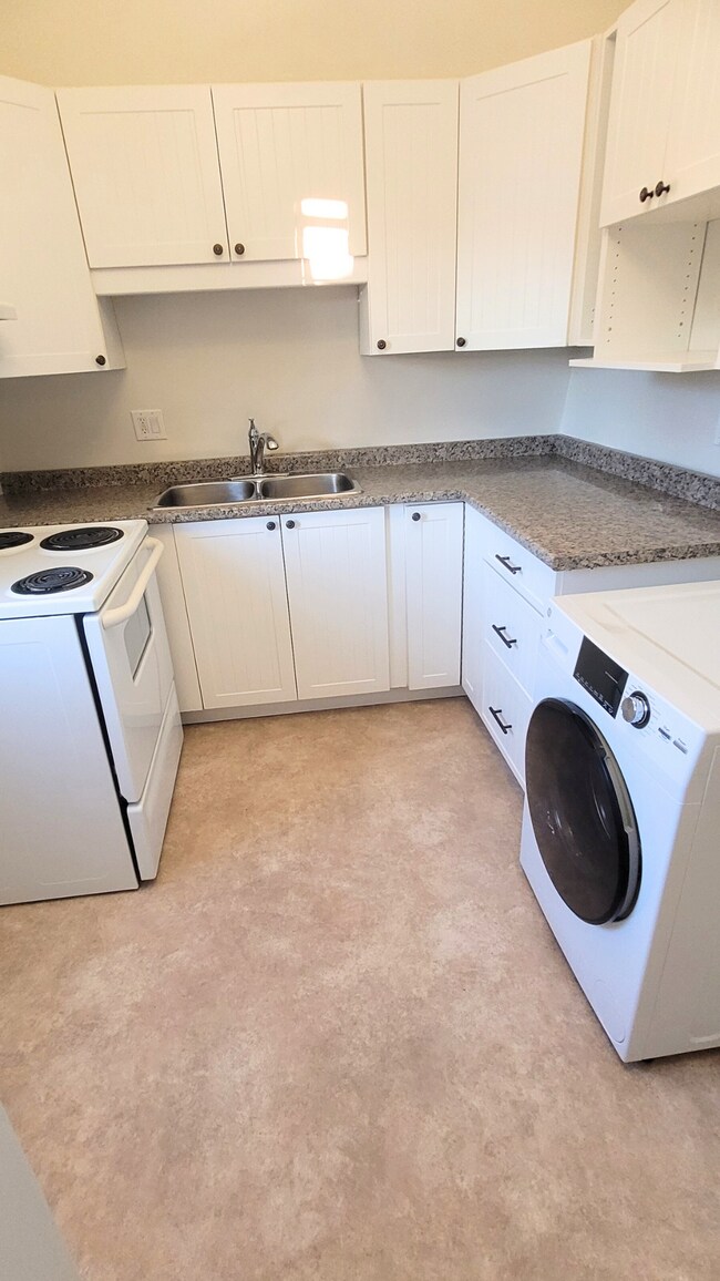 Kitchen - 12 Hamilton Av