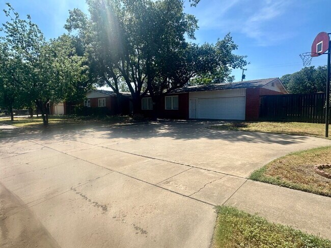 Foto del edificio - Spacious 4 bed 3 bath home!