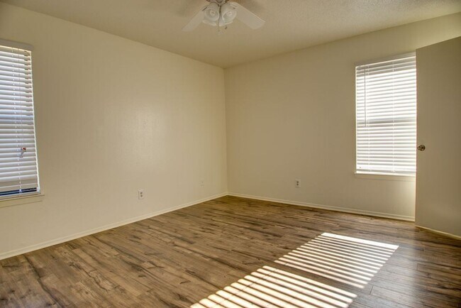 Foto del edificio - AVAILABLE NOW! *MORE PHOTOS COMING SOON*