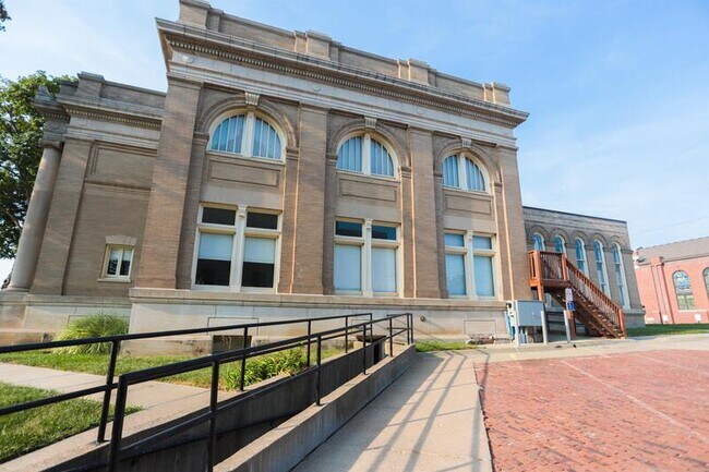 Building Photo - 601 S 5th St