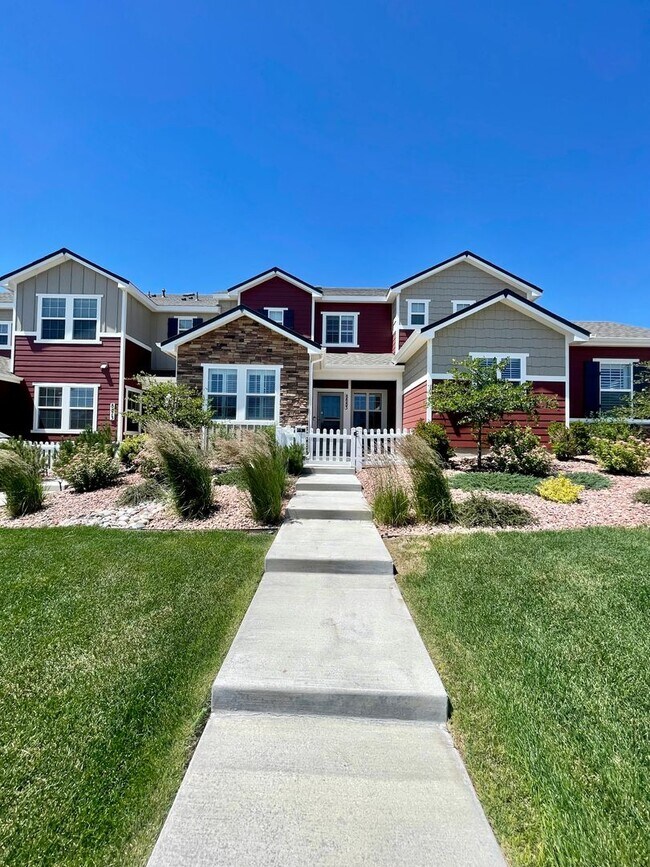 Building Photo - Beautiful 3 bedroom/2.5 bath town home in ...