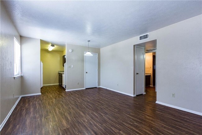 Foto del edificio - 3700 N Town E Blvd