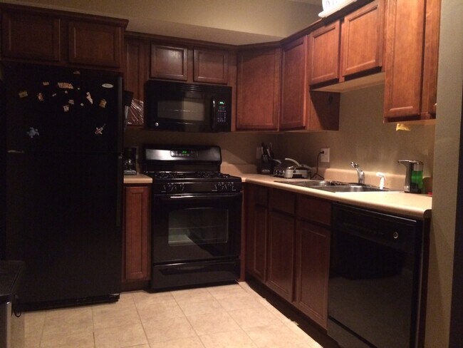 Kitchen - 1110 Ekstam Dr