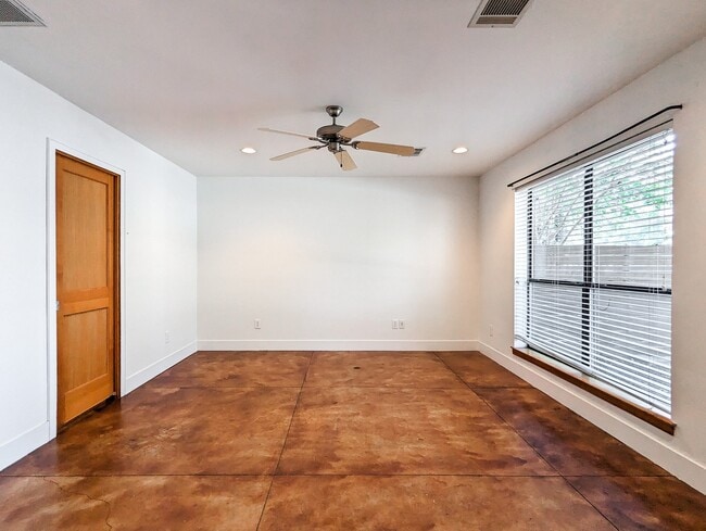 Building Photo - 444 Oxford St