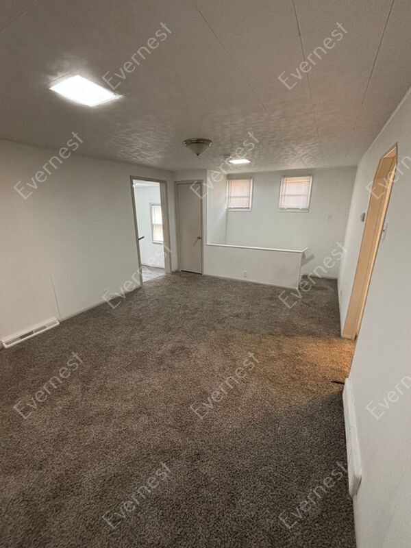 Building Photo - 448 Adrian Dr