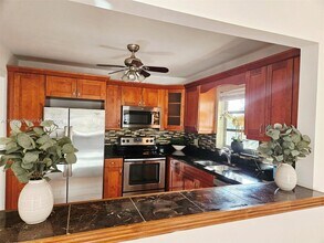 Building Photo - 5140 SW 40th Ave