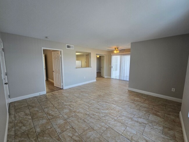 Foto del edificio - A Fabulous 2 Bedroom upstairs unit near Nellis AFB