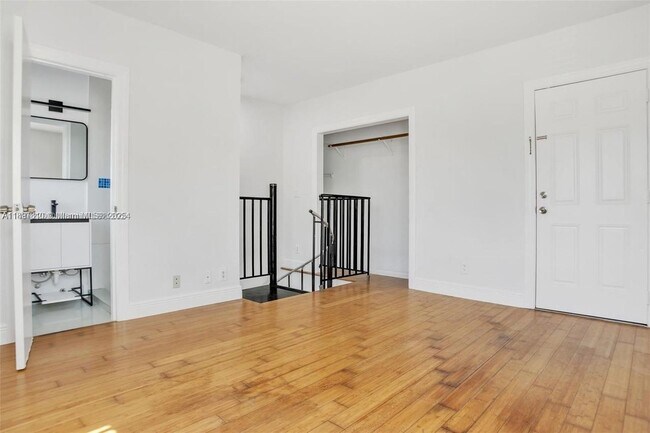 Foto del edificio - 7315 Carlyle Ave