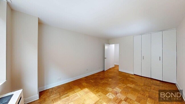 Building Photo - 400 E 71st St