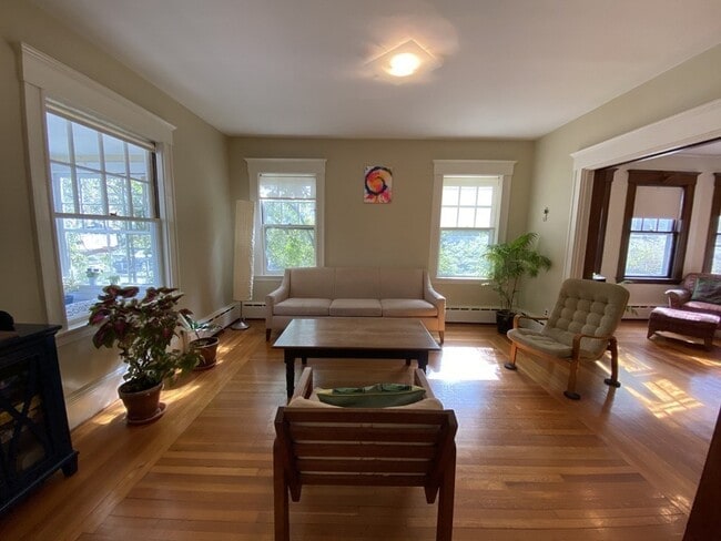 Foto del edificio - 153 Upland Rd