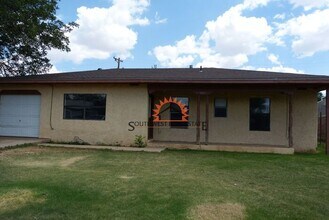 Building Photo - 921 E Llano Estacado Blvd