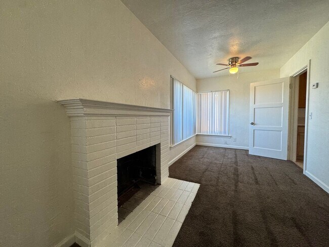 Foto del edificio - 3452 E Clinton Ave
