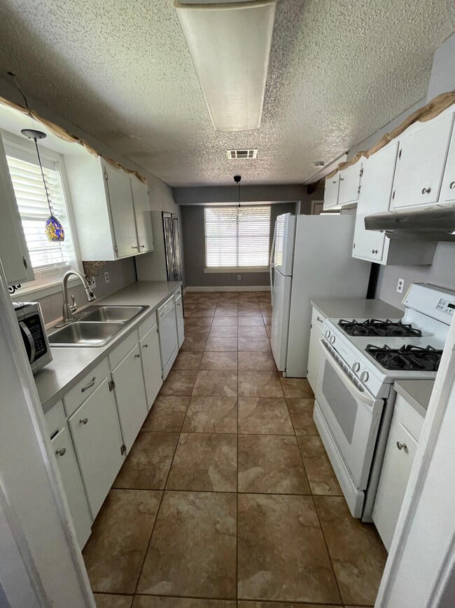 Building Photo - 2528 Belle Grove Dr