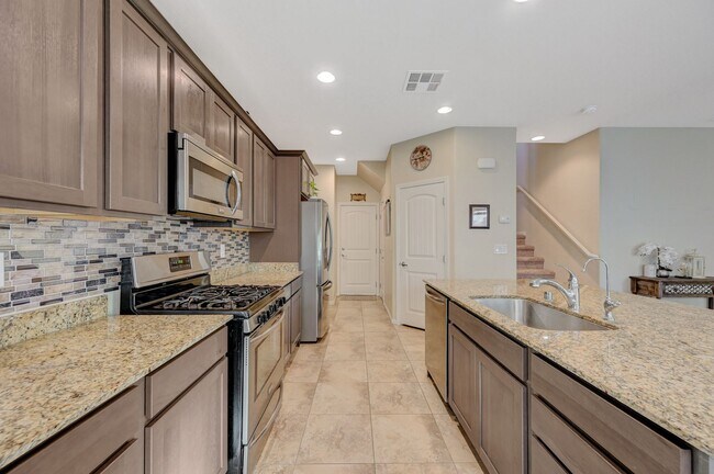 Foto del edificio - Beautifu 2 Story 4 bedrooms 2.5 baths located in Mountain Edge Southwest