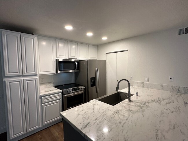 Building Photo - Amazing one bedroom located in desirable L...
