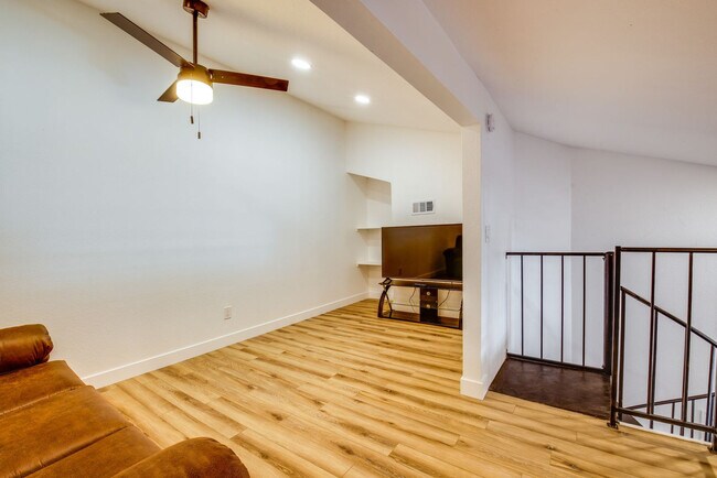 Foto del edificio - 1351 N Pleasant Dr