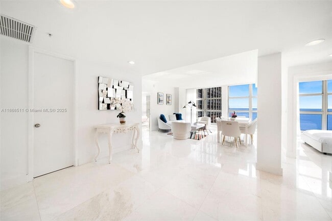 Foto del edificio - 5055 Collins Ave