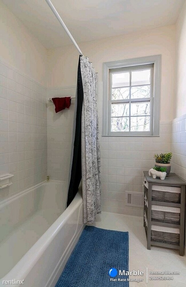 Building Photo - 3 br, 1.5 bath Townhome - 2523 Ben Hill Rd...