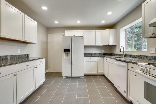Building Photo - One Level Living -- 5bed / 3bath - Chevy Chase