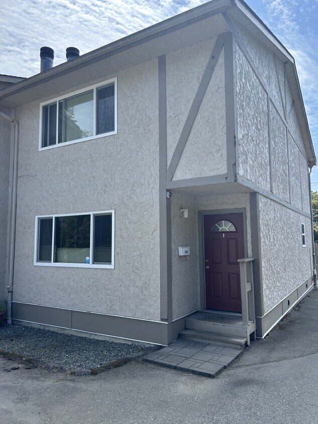 Primary Photo - 1592 Fuller St