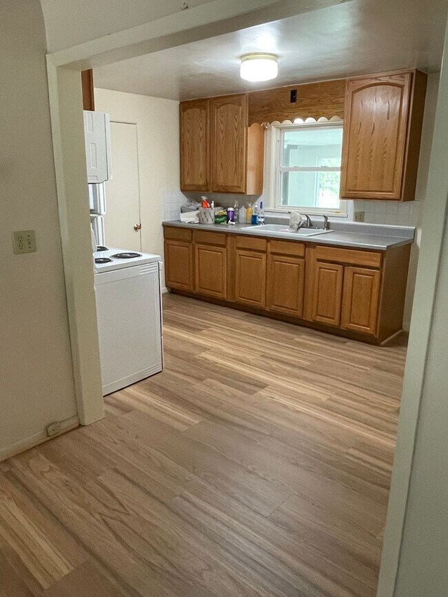 Building Photo - Price Reduced! Charming Home for Rent