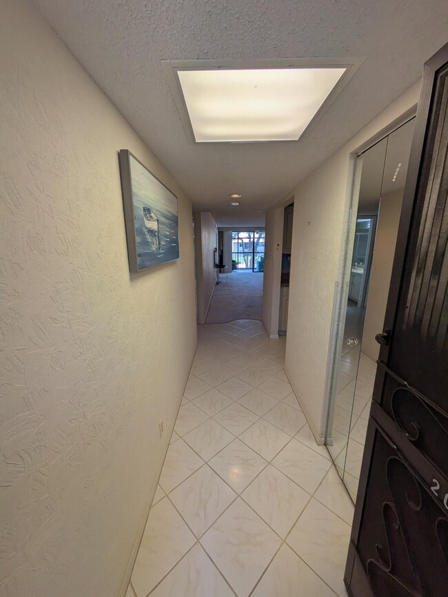 Foto del edificio - 4725 Lucerne Lakes Blvd E