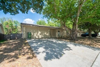 Building Photo - 2613 Pebblebrook St