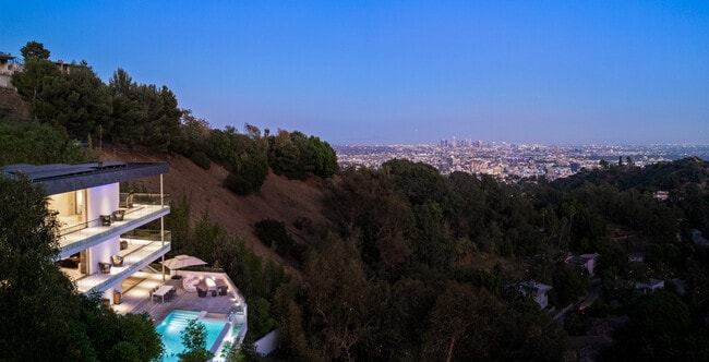 Foto del edificio - 7080 Mulholland Dr