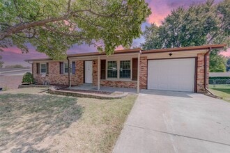 Building Photo - 624 S Pam Ave