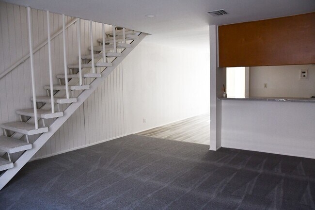 Building Photo - 733 S Fondren St