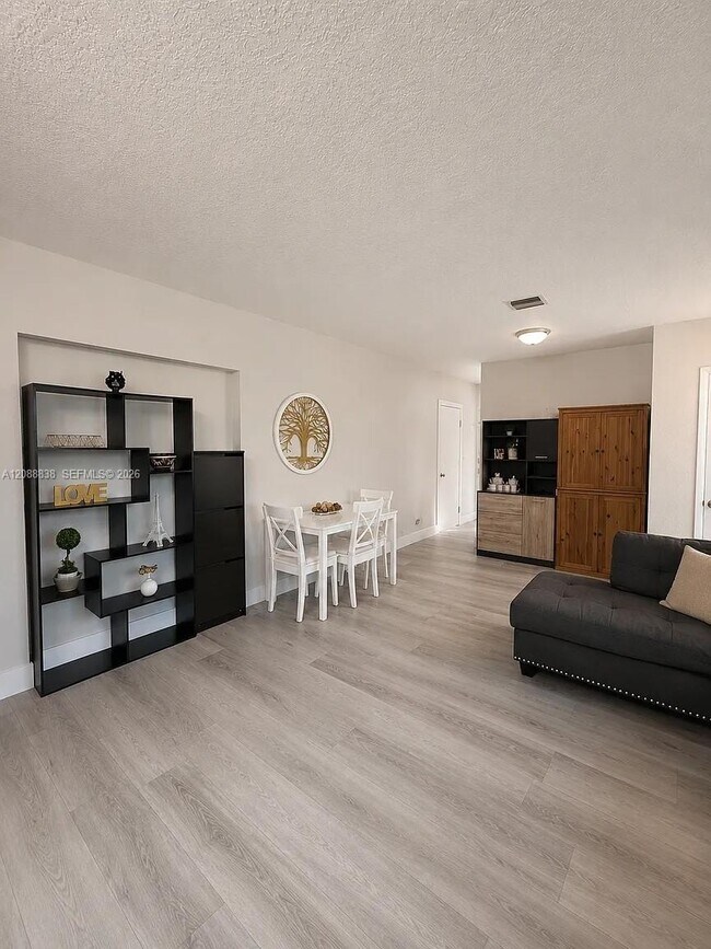 Foto del edificio - 8260 SW 27th Terrace