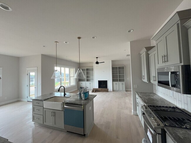 Foto del edificio - Beautiful BRAND-NEW 4 bedroom, 2 bath home...
