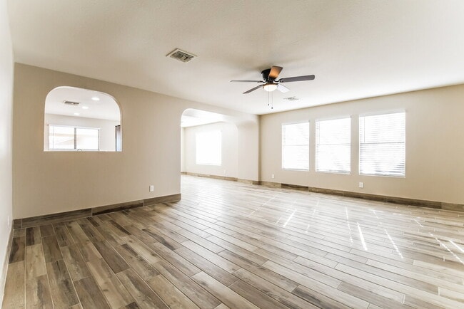 Foto del edificio - 10548 W Angels Ln