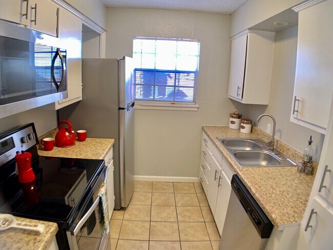 Foto del edificio - 3930 Englewood Cir